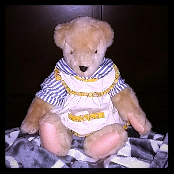 I have these collections of dolls and bears - Picture 1 of 2